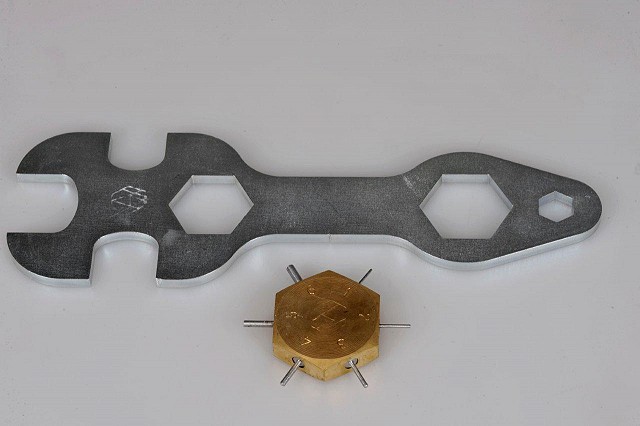 Kombinált kulcs és tisztítótű