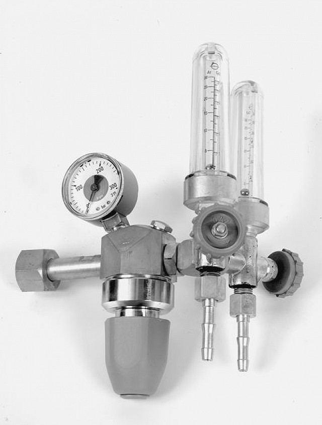 Palackra szerelhető nyomáscsökkentő két elvétellel PUR-027